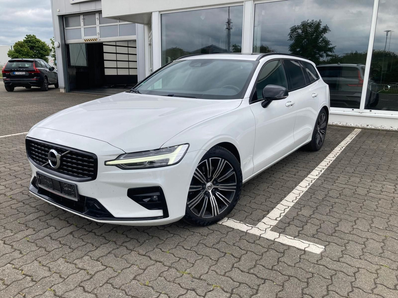 Volvo V60 B4 (Diesel) R Design (Standheiz, AHK, Pano) - Autó: 1 kép. Volvo V60 B4 (Diesel) R Design (Standheiz, AHK, Pano) - Autó: 1 kép.