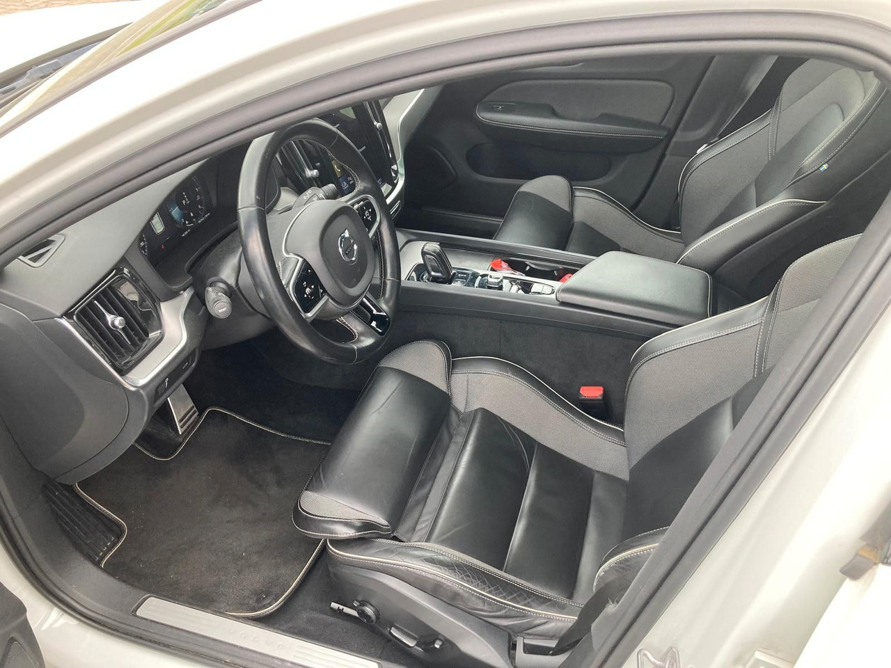 Volvo V60 B4 (Diesel) R Design (Standheiz, AHK, Pano) - Autó: 2 kép. Volvo V60 B4 (Diesel) R Design (Standheiz, AHK, Pano) - Autó: 2 kép.