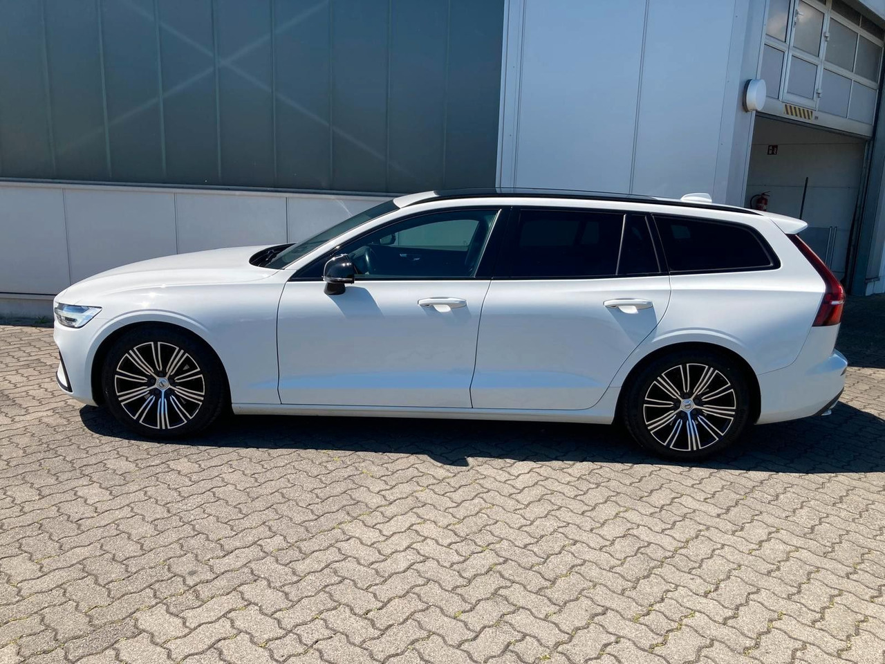 Volvo V60 B4 (Diesel) R Design (Standheiz, AHK, Pano) - Autó: 3 kép. Volvo V60 B4 (Diesel) R Design (Standheiz, AHK, Pano) - Autó: 3 kép.