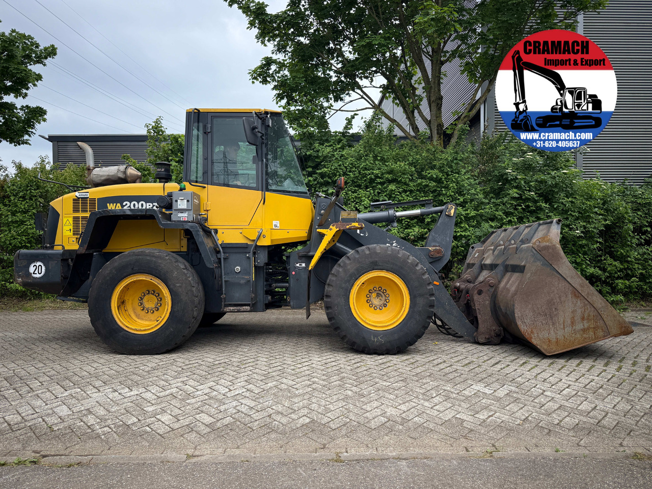 KOMATSU WA200PZ-6 - Gumikerekes homlokrakodó: 2 kép. KOMATSU WA200PZ-6 - Gumikerekes homlokrakodó: 2 kép.