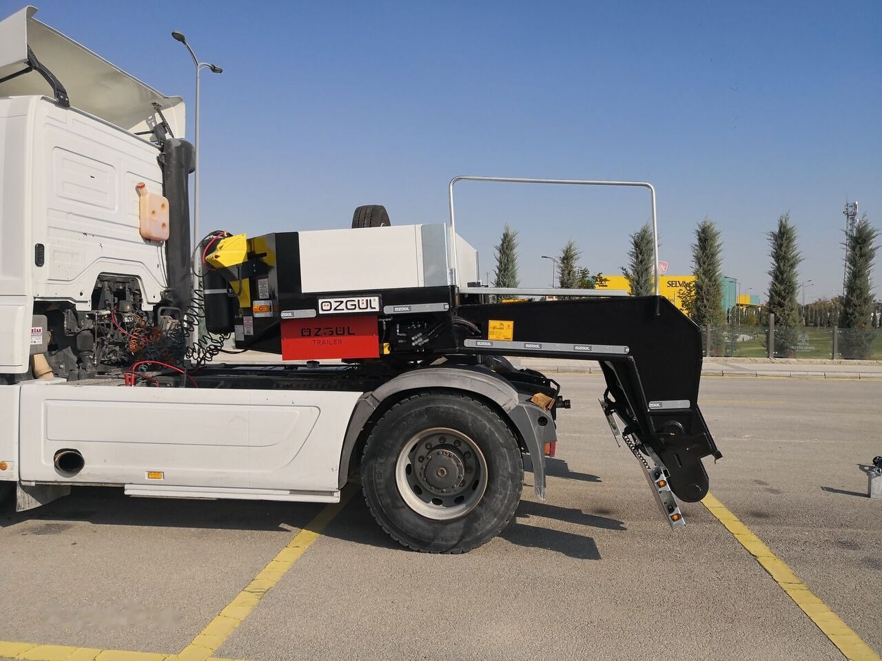 Özgül 2 AXLE LOW LOADER SEMI TRAILER - Félpótkocsi mélybölcsős: 5 kép. Özgül 2 AXLE LOW LOADER SEMI TRAILER - Félpótkocsi mélybölcsős: 5 kép.