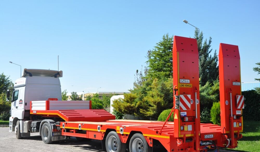 Özgül 2 AXLE LOWBED SEMI TRAILER - Félpótkocsi mélybölcsős: 1 kép. Özgül 2 AXLE LOWBED SEMI TRAILER - Félpótkocsi mélybölcsős: 1 kép.