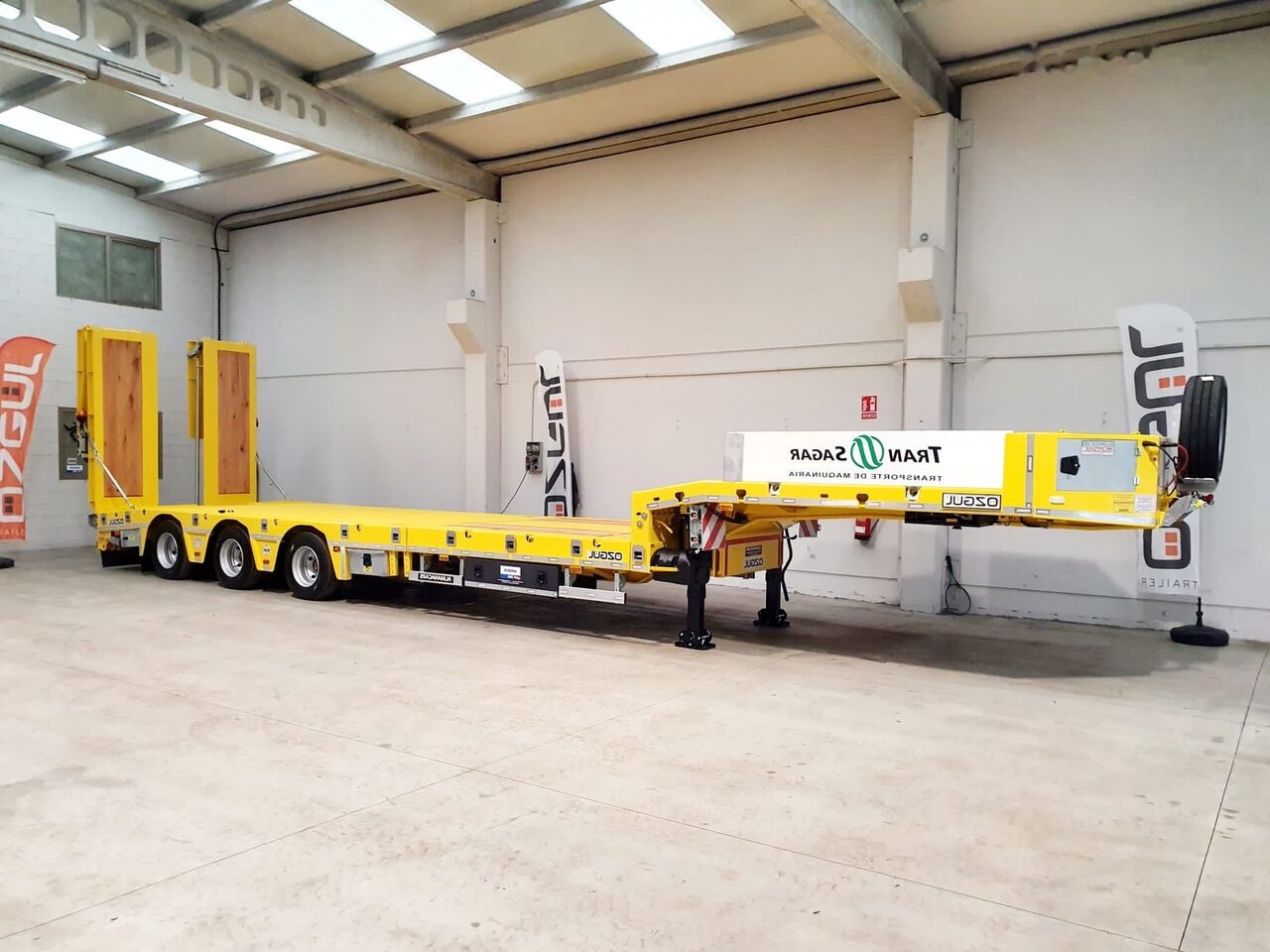 Özgül 3 AXE LOWBED SEMI TRAILER - Félpótkocsi mélybölcsős: 4 kép. Özgül 3 AXE LOWBED SEMI TRAILER - Félpótkocsi mélybölcsős: 4 kép.