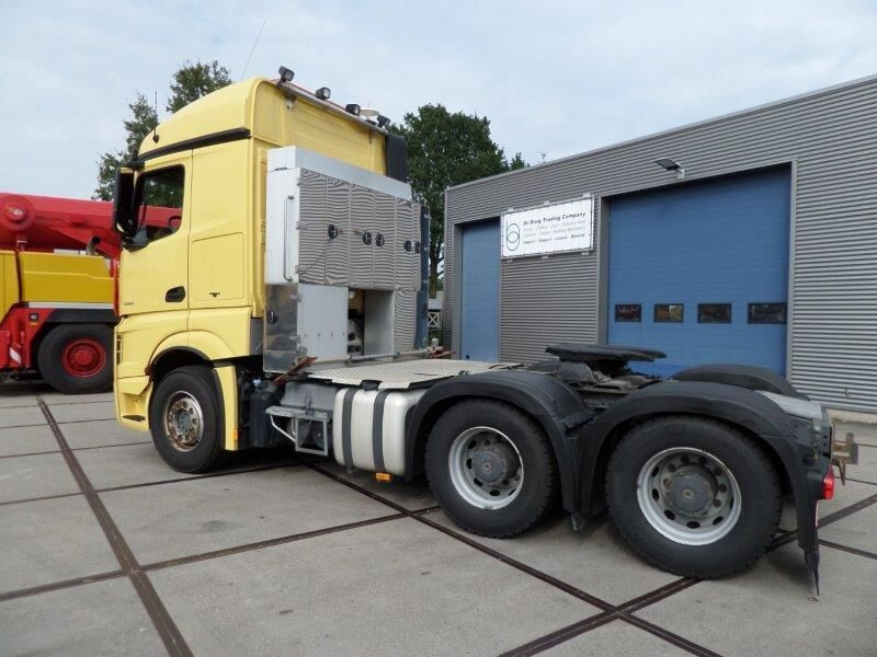 Mercedes-Benz Actros 3351 6x4 - Nyergesvontató: 4 kép. Mercedes-Benz Actros 3351 6x4 - Nyergesvontató: 4 kép.