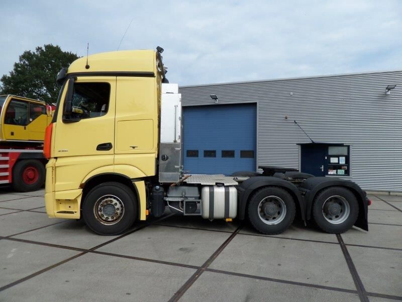 Mercedes-Benz Actros 3351 6x4 - Nyergesvontató: 3 kép. Mercedes-Benz Actros 3351 6x4 - Nyergesvontató: 3 kép.