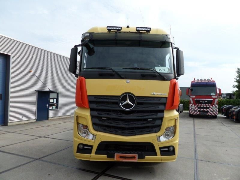 Mercedes-Benz Actros 3351 6x4 - Nyergesvontató: 2 kép. Mercedes-Benz Actros 3351 6x4 - Nyergesvontató: 2 kép.