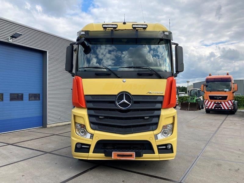 Mercedes-Benz Actros 3351 6x4 - Nyergesvontató: 3 kép. Mercedes-Benz Actros 3351 6x4 - Nyergesvontató: 3 kép.