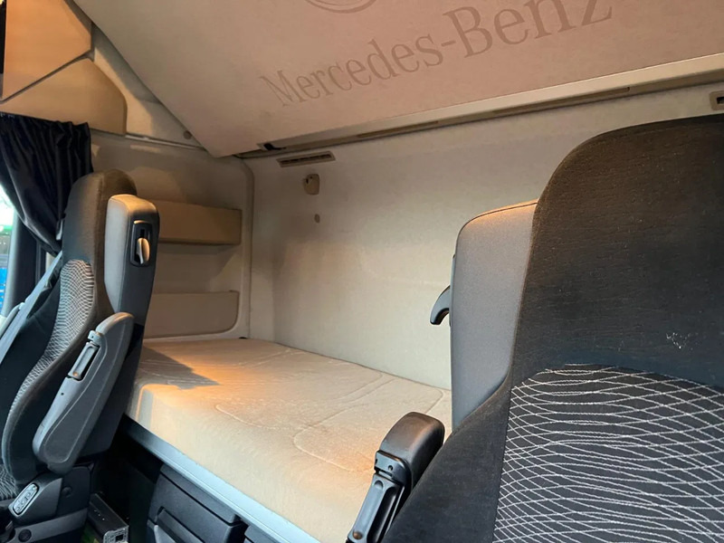 Nyergesvontató Mercedes-Benz Actros 3351 LS 6x4: 12 kép.