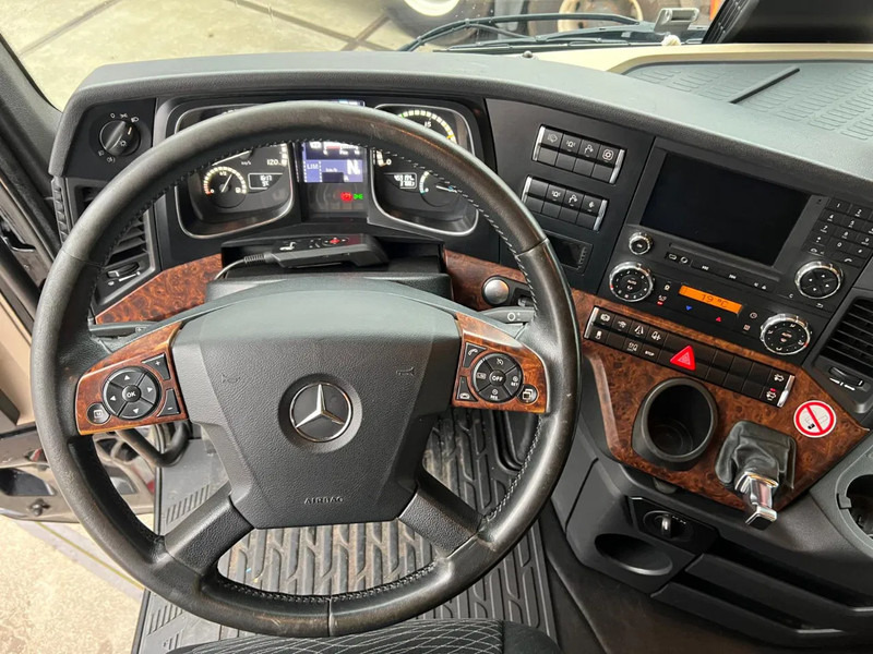 Nyergesvontató Mercedes-Benz Actros 3351 LS 6x4: 10 kép.