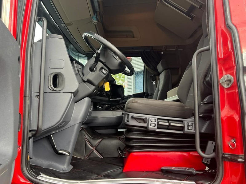 Interior photo 2: Nyergesvontató Scania R580 8x4