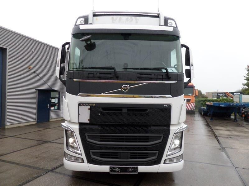 Volvo FH 540 6x2 - Nyergesvontató: 3 kép. Volvo FH 540 6x2 - Nyergesvontató: 3 kép.