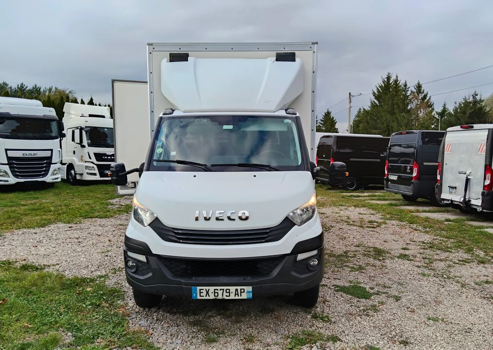 Iveco Daily - Dobozos felépítményű teherautó: 2 kép. Iveco Daily - Dobozos felépítményű teherautó: 2 kép.