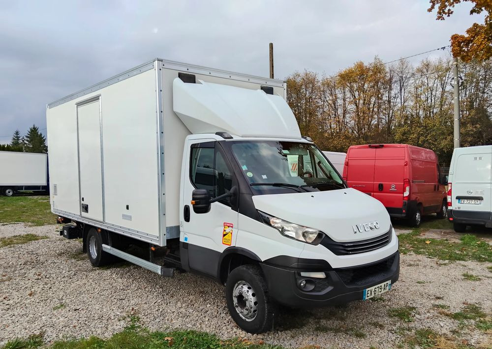 Iveco Daily - Dobozos felépítményű teherautó: 1 kép. Iveco Daily - Dobozos felépítményű teherautó: 1 kép.