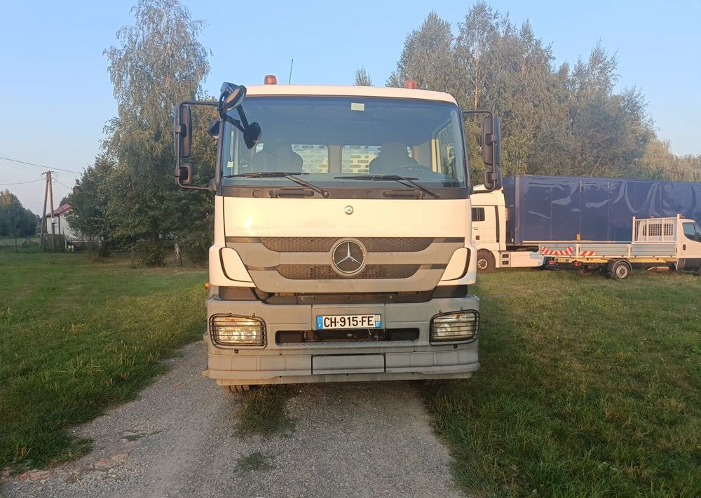 Mercedes-Benz AXOR 2633 - Platós teherautó: 4 kép. Mercedes-Benz AXOR 2633 - Platós teherautó: 4 kép.