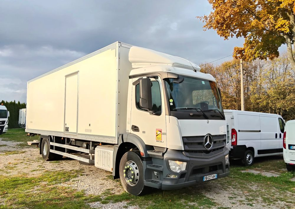 Mercedes-Benz Antos - Hűtős teherautó: 2 kép. Mercedes-Benz Antos - Hűtős teherautó: 2 kép.