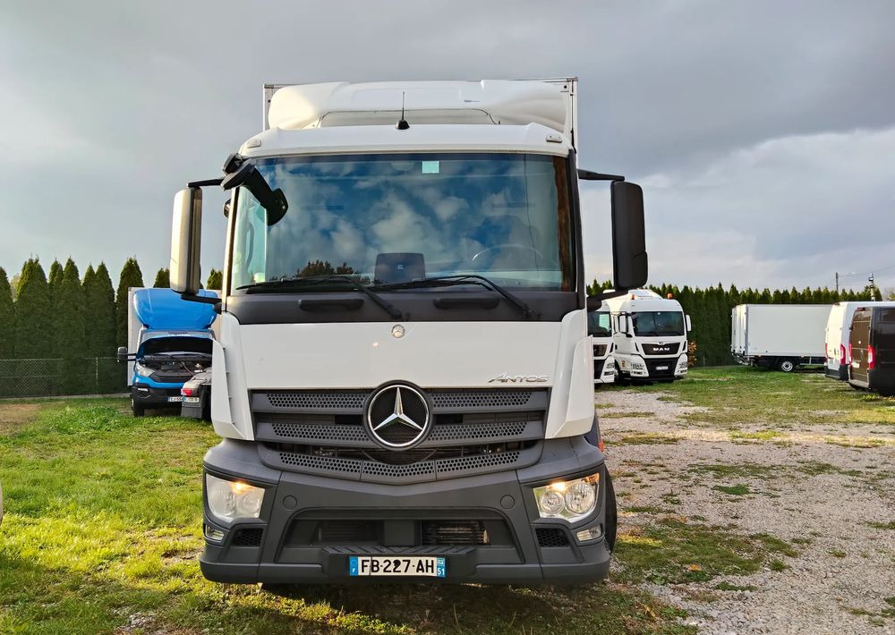 Mercedes-Benz Antos - Hűtős teherautó: 3 kép. Mercedes-Benz Antos - Hűtős teherautó: 3 kép.