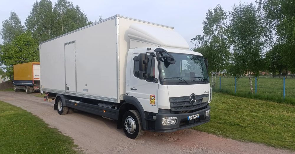 Mercedes-Benz Atego 1218 - Dobozos felépítményű teherautó: 1 kép. Mercedes-Benz Atego 1218 - Dobozos felépítményű teherautó: 1 kép.