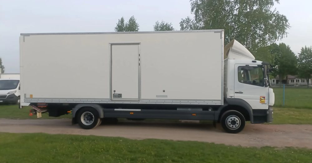 Mercedes-Benz Atego 1218 - Dobozos felépítményű teherautó: 5 kép. Mercedes-Benz Atego 1218 - Dobozos felépítményű teherautó: 5 kép.