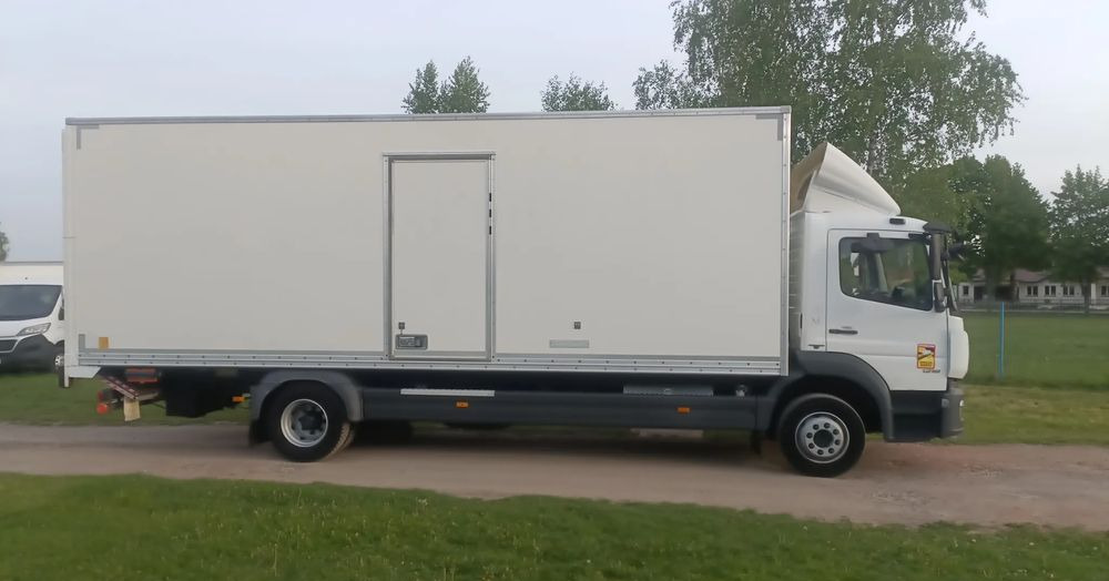 Mercedes-Benz Atego 1218 - Dobozos felépítményű teherautó: 4 kép. Mercedes-Benz Atego 1218 - Dobozos felépítményű teherautó: 4 kép.