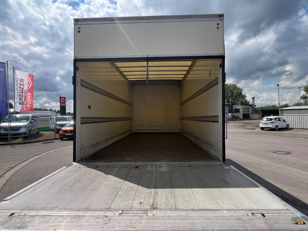 Renault D7.5 210 Kofferaufbau mit LBW lízing Renault D7.5 210 Kofferaufbau mit LBW: 13 kép. Renault D7.5 210 Kofferaufbau mit LBW lízing Renault D7.5 210 Kofferaufbau mit LBW: 13 kép.