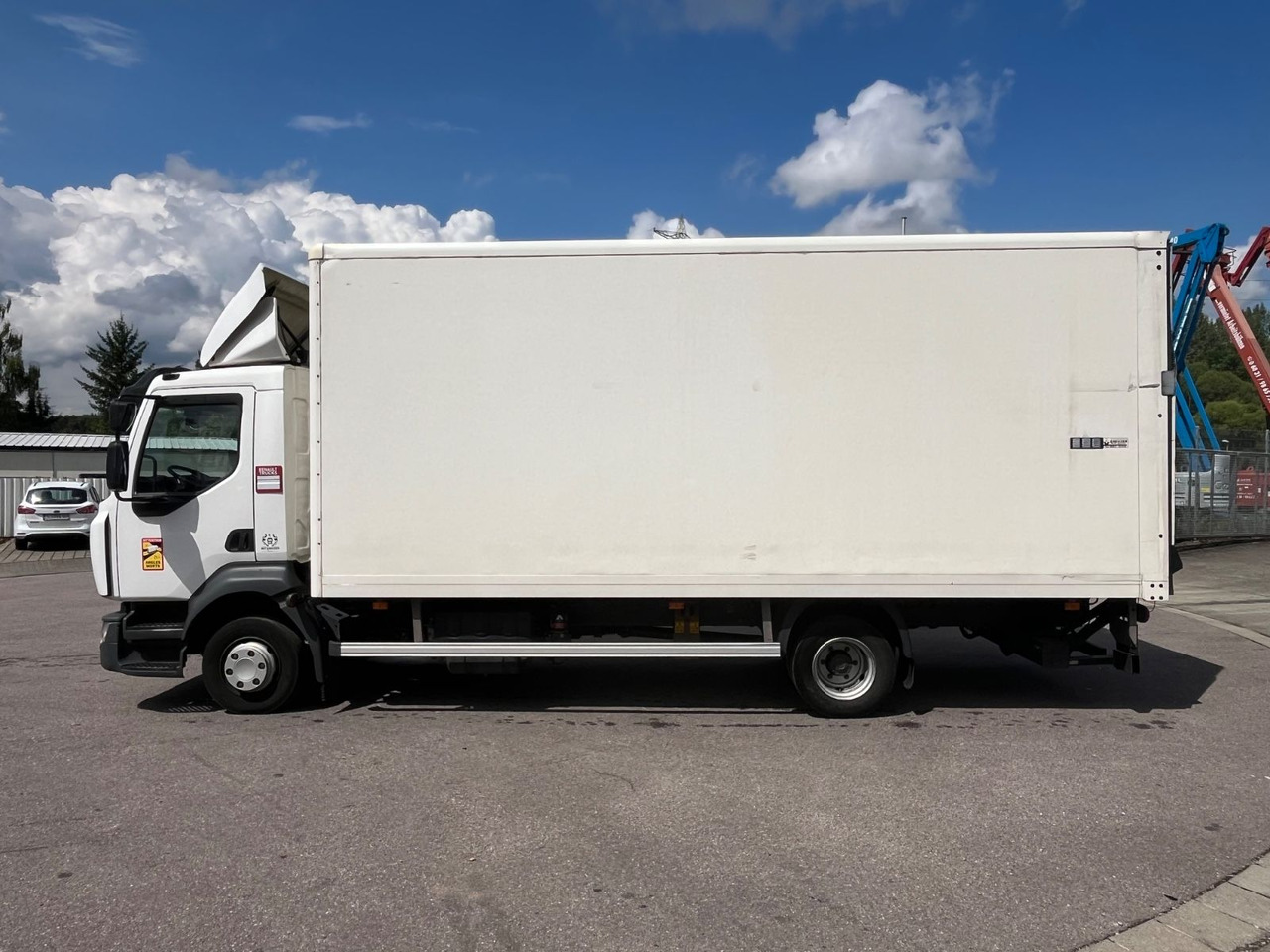 Renault D7.5 210 Kofferaufbau mit LBW lízing Renault D7.5 210 Kofferaufbau mit LBW: 7 kép. Renault D7.5 210 Kofferaufbau mit LBW lízing Renault D7.5 210 Kofferaufbau mit LBW: 7 kép.