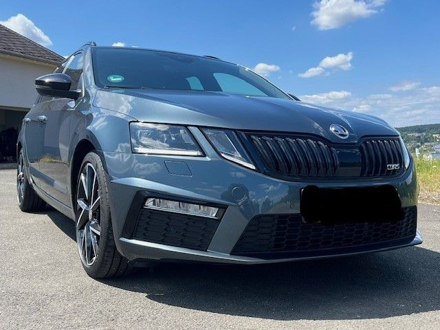 Skoda Octavia Combi RS 4x4 - Kombi: 2 kép. Skoda Octavia Combi RS 4x4 - Kombi: 2 kép.