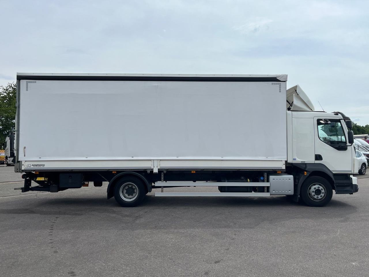 Volvo FL 14.245 Junghanns Schiebeplane LBW - Ponyvás teherautó: 4 kép. Volvo FL 14.245 Junghanns Schiebeplane LBW - Ponyvás teherautó: 4 kép.