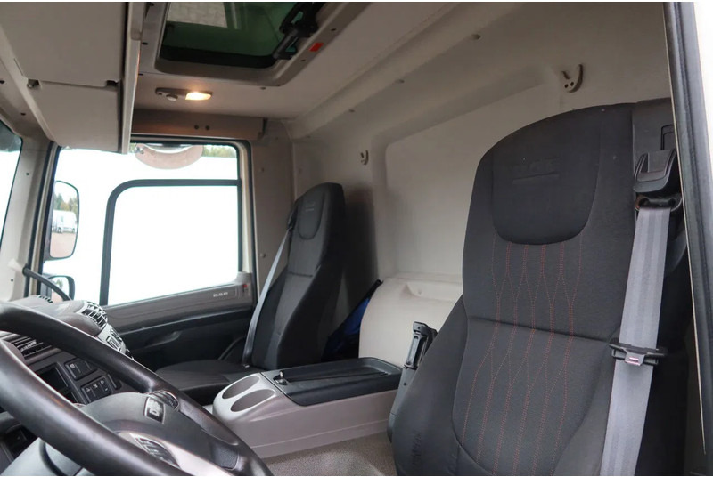 DAF CF 290 Bakwagen+Klep Dhollandia 1500 kg - Dobozos felépítményű teherautó: 5 kép. DAF CF 290 Bakwagen+Klep Dhollandia 1500 kg - Dobozos felépítményű teherautó: 5 kép.