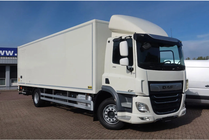 DAF CF 290 FA Bak + klep Dhollandia 2000 KG - Dobozos felépítményű teherautó: 2 kép. DAF CF 290 FA Bak + klep Dhollandia 2000 KG - Dobozos felépítményű teherautó: 2 kép.