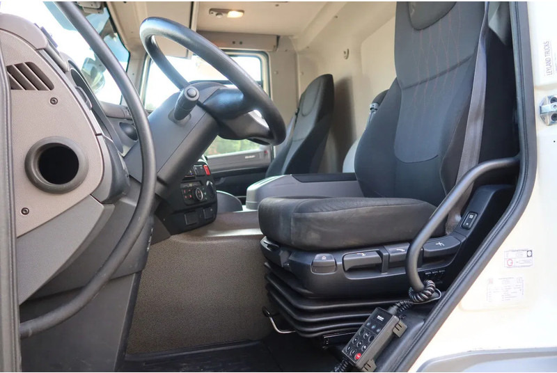 DAF CF 290 FA Bak + klep Dhollandia 2000 KG - Dobozos felépítményű teherautó: 5 kép. DAF CF 290 FA Bak + klep Dhollandia 2000 KG - Dobozos felépítményű teherautó: 5 kép.