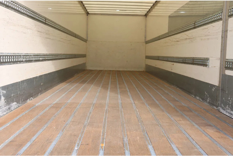 DAF CF 290 FA Bak + klep Dhollandia 2000 KG - Dobozos felépítményű teherautó: 4 kép. DAF CF 290 FA Bak + klep Dhollandia 2000 KG - Dobozos felépítményű teherautó: 4 kép.