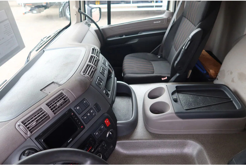 DAF CF 290 FA Bak+ klep Dhollandia 2000 kg - Dobozos felépítményű teherautó: 5 kép. DAF CF 290 FA Bak+ klep Dhollandia 2000 kg - Dobozos felépítményű teherautó: 5 kép.