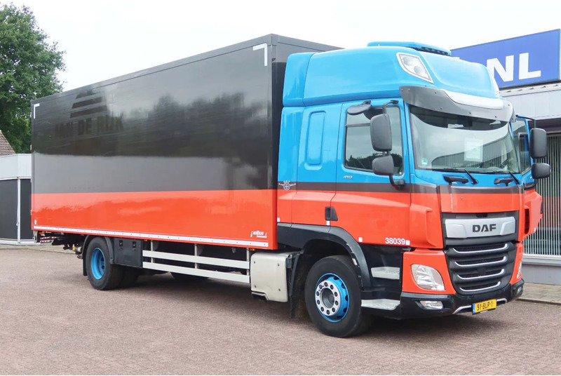 DAF CF 410 Bakwagen + Onderschuif klep - Dobozos felépítményű teherautó: 2 kép. DAF CF 410 Bakwagen + Onderschuif klep - Dobozos felépítményű teherautó: 2 kép.