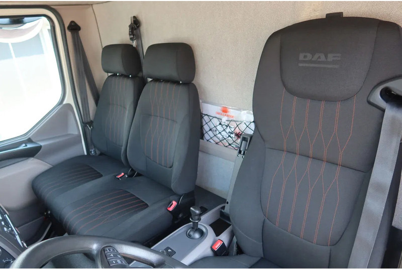 DAF LF 210 Bakwagen + Dhollandia klep 1500 kg - Dobozos felépítményű teherautó: 5 kép. DAF LF 210 Bakwagen + Dhollandia klep 1500 kg - Dobozos felépítményű teherautó: 5 kép.