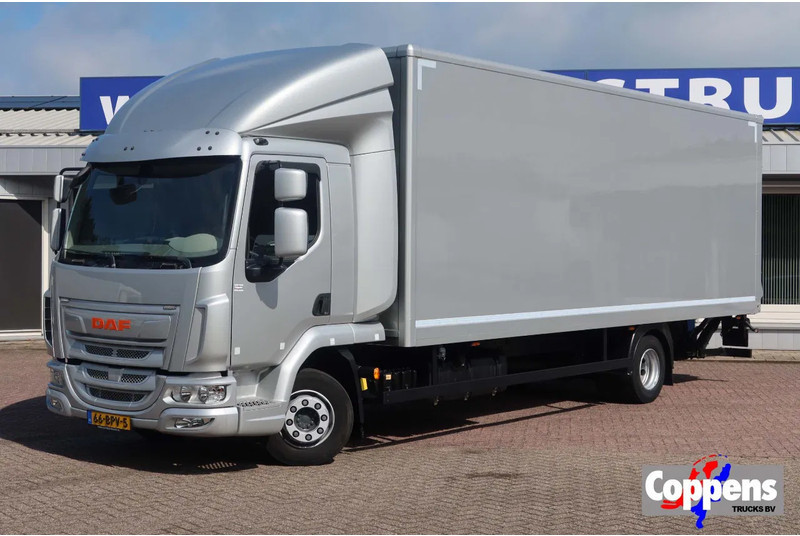 DAF LF 210 FA Zilver metallic bak + klep Dhollandia 1500 kg + rol stops, Comfort cabine. - Dobozos felépítményű teherautó: 1 kép. DAF LF 210 FA Zilver metallic bak + klep Dhollandia 1500 kg + rol stops, Comfort cabine. - Dobozos felépítményű teherautó: 1 kép.