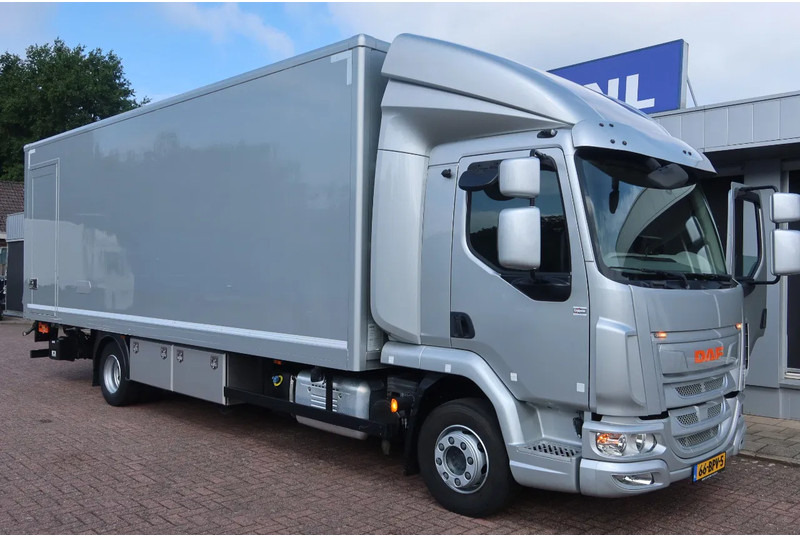 DAF LF 210 FA Zilver metallic bak + klep Dhollandia 1500 kg + rol stops, Comfort cabine. - Dobozos felépítményű teherautó: 2 kép. DAF LF 210 FA Zilver metallic bak + klep Dhollandia 1500 kg + rol stops, Comfort cabine. - Dobozos felépítményű teherautó: 2 kép.