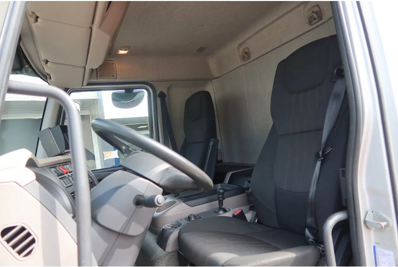 DAF LF 210 FA Zilver metallic bak + klep Dhollandia 1500 kg + rol stops, Comfort cabine. - Dobozos felépítményű teherautó: 5 kép. DAF LF 210 FA Zilver metallic bak + klep Dhollandia 1500 kg + rol stops, Comfort cabine. - Dobozos felépítményű teherautó: 5 kép.