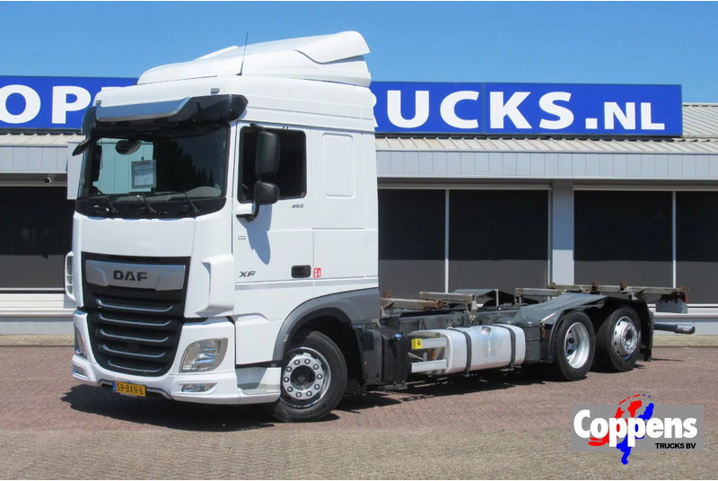 DAF XF 450 FAR BDF Systeem - Cserefelépítményes teherautó: 1 kép. DAF XF 450 FAR BDF Systeem - Cserefelépítményes teherautó: 1 kép.