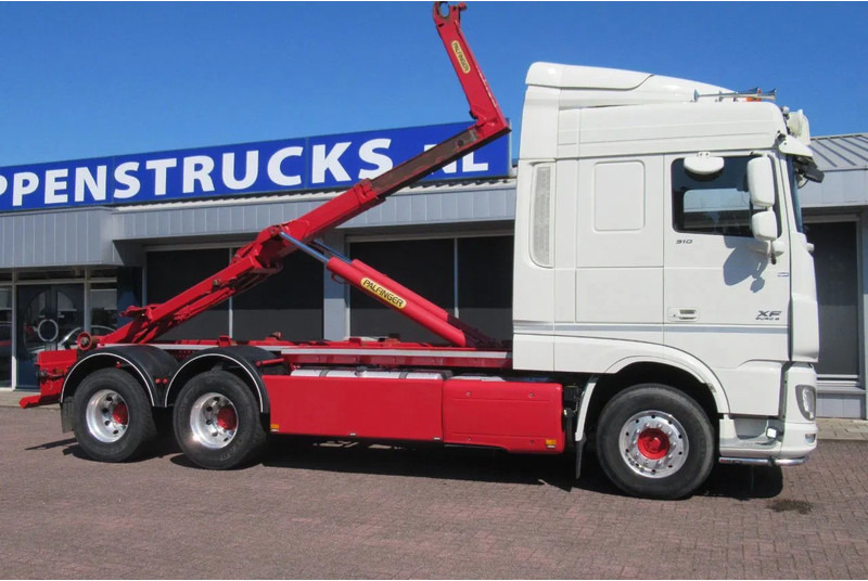 DAF XF 510 Fat 6x4 Euro 6 - Horgos rakodó teherautó: 2 kép. DAF XF 510 Fat 6x4 Euro 6 - Horgos rakodó teherautó: 2 kép.