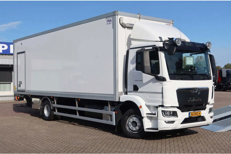 MAN TGM 15.290 Bak + klep Full air suspension Euro 6 Automaat - Dobozos felépítményű teherautó: 2 kép. MAN TGM 15.290 Bak + klep Full air suspension Euro 6 Automaat - Dobozos felépítményű teherautó: 2 kép.