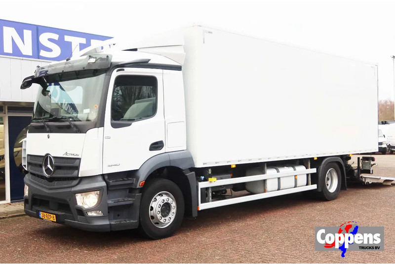 Mercedes-Benz Actros 1840 L Bakwagen + Bar klep 2000 KG + Geïsoleerde bak - Dobozos felépítményű teherautó: 1 kép. Mercedes-Benz Actros 1840 L Bakwagen + Bar klep 2000 KG + Geïsoleerde bak - Dobozos felépítményű teherautó: 1 kép.