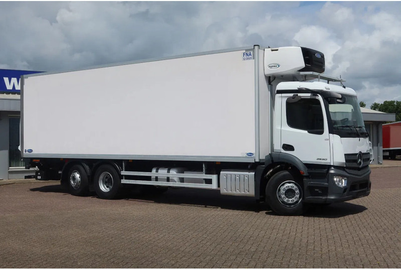 Mercedes-Benz Actros 2530 L Koel/Vries + Laadklep DHollandia 2500kg - Hűtős teherautó: 2 kép. Mercedes-Benz Actros 2530 L Koel/Vries + Laadklep DHollandia 2500kg - Hűtős teherautó: 2 kép.