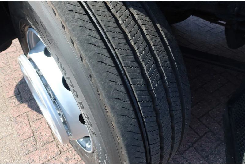 Mercedes-Benz Antos 2127 L Bak + klep 2000 kg Euro 6 - Dobozos felépítményű teherautó: 5 kép. Mercedes-Benz Antos 2127 L Bak + klep 2000 kg Euro 6 - Dobozos felépítményű teherautó: 5 kép.