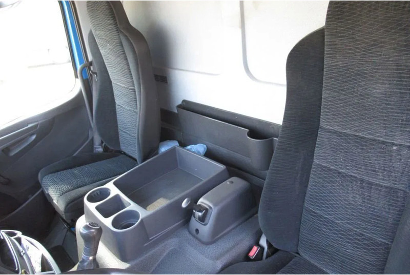 Mercedes-Benz Atego 1318L Euro 6 - Ponyvás teherautó: 5 kép. Mercedes-Benz Atego 1318L Euro 6 - Ponyvás teherautó: 5 kép.