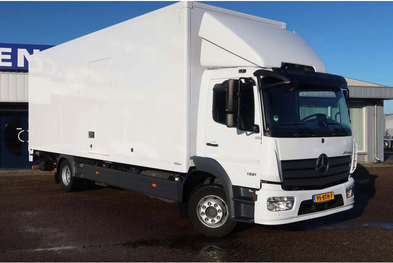 Mercedes-Benz Atego 1321L Bakwagen Laadklep 2000kg / 3 Stoelen!! - Dobozos felépítményű teherautó: 2 kép. Mercedes-Benz Atego 1321L Bakwagen Laadklep 2000kg / 3 Stoelen!! - Dobozos felépítményű teherautó: 2 kép.