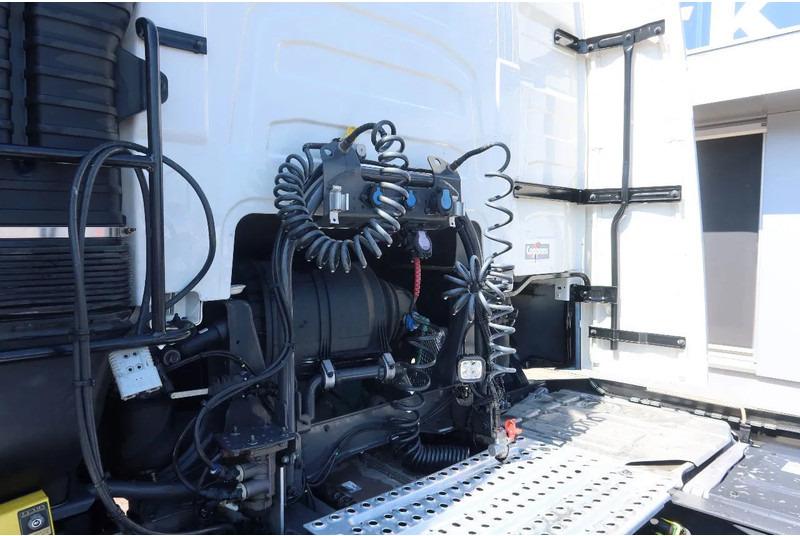 Volvo FH 460 Voith Retarder Standklima, Iparkcool - Nyergesvontató: 4 kép. Volvo FH 460 Voith Retarder Standklima, Iparkcool - Nyergesvontató: 4 kép.