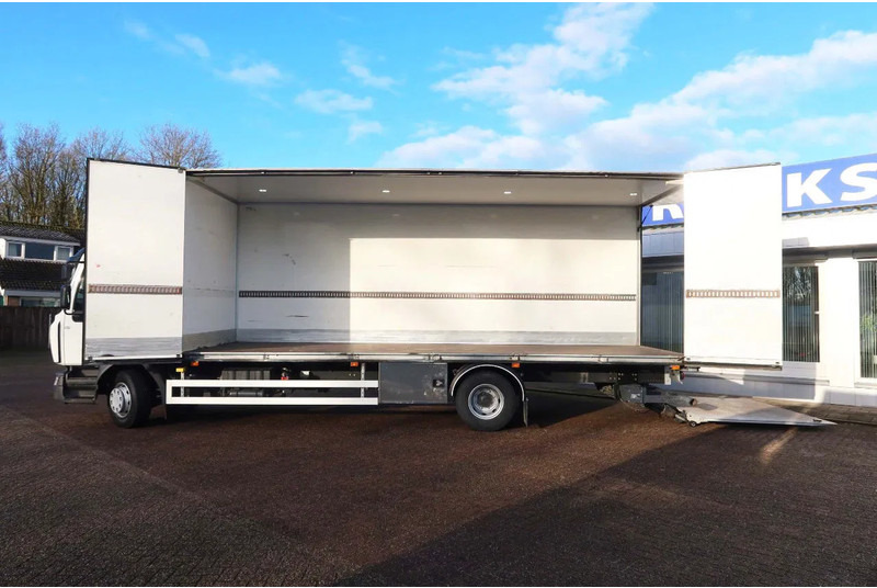 Renault D250 Bakwagen + Laadklep Deuren - Dobozos felépítményű teherautó: 2 kép. Renault D250 Bakwagen + Laadklep Deuren - Dobozos felépítményű teherautó: 2 kép.