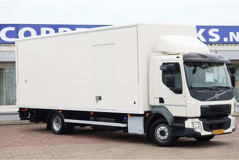 Volvo FL 250 Bak + Klep E6 - Dobozos felépítményű teherautó: 2 kép. Volvo FL 250 Bak + Klep E6 - Dobozos felépítményű teherautó: 2 kép.