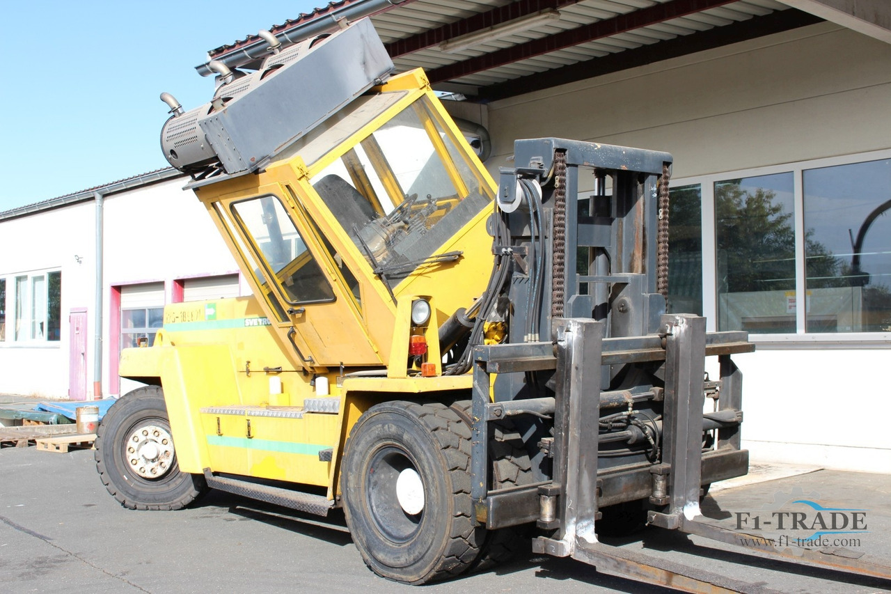 Svetruck 161238 - Villás targonca: 2 kép. Svetruck 161238 - Villás targonca: 2 kép.