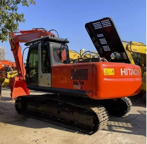 Hitachi ZX200 - Lánctalpas kotró: 5 kép. Hitachi ZX200 - Lánctalpas kotró: 5 kép.
